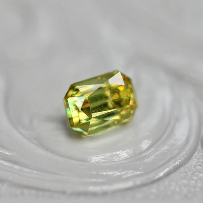 スフェーン 0.75ct ラディアントミックスカット 3.4mm×5.0mm×3.5mm【MJ2723】