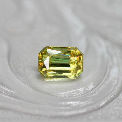 スフェーン 0.75ct ラディアントミックスカット 3.4mm×5.0mm×3.5mm【MJ2723】