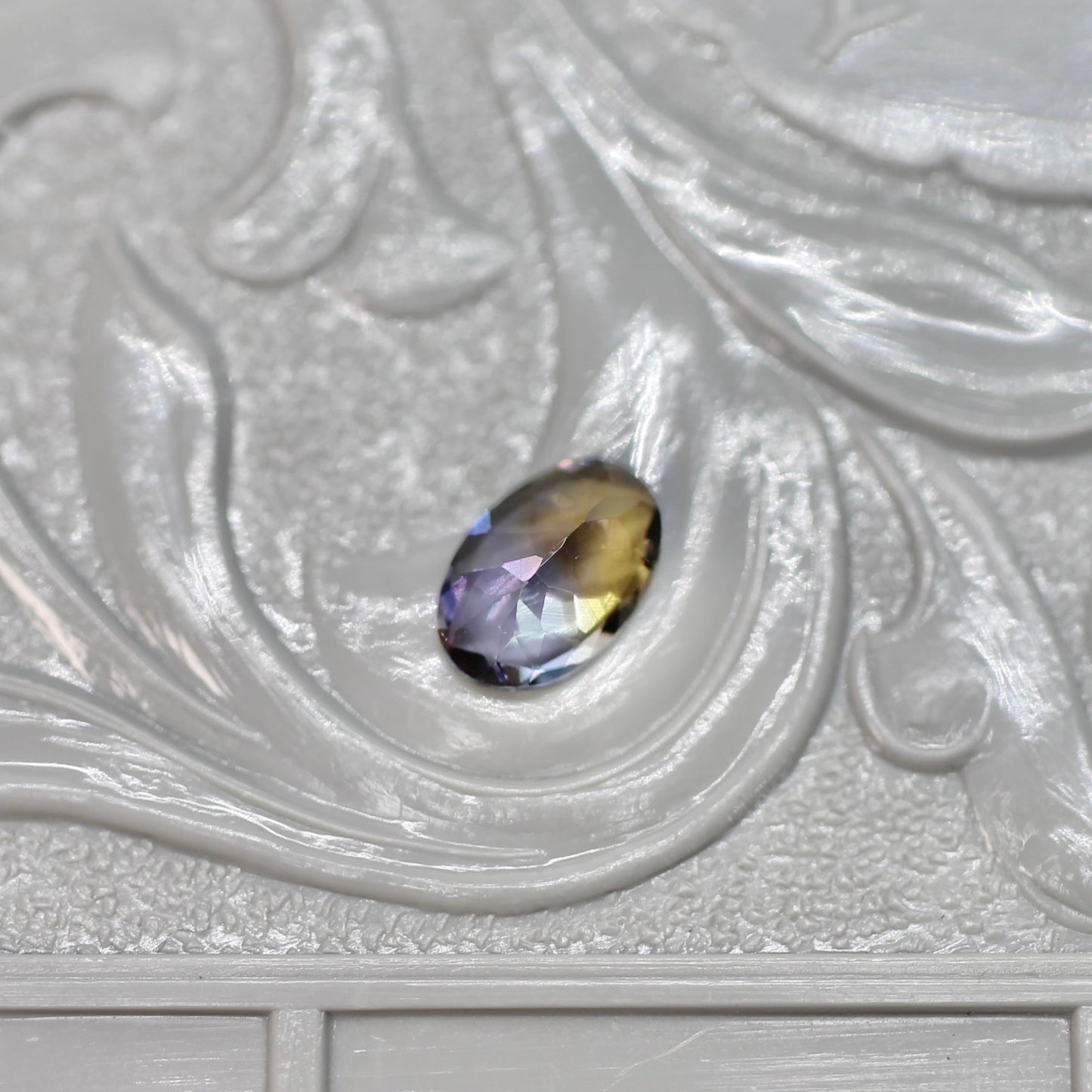 オーバルカット バイカラーゾイサイト 0.40ct  5.6mm×3.6mm×2.0mm 【MJ2528】