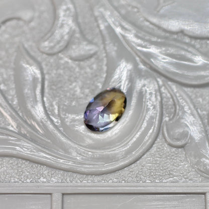 オーバルカット バイカラーゾイサイト 0.40ct  5.6mm×3.6mm×2.0mm 【MJ2528】