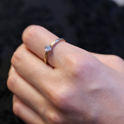 シルキーホワイトサファイア 0.3ct プリンセスカット K10WG×K10YG 4本爪(立て爪)×テーパーアーム(マット)【MJ2845】