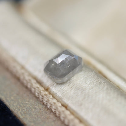 エメラルドローズカット ナチュラルダイヤモンド 0.82ct 5.3mm×4.2mm-2.3mm 【MJ2492】