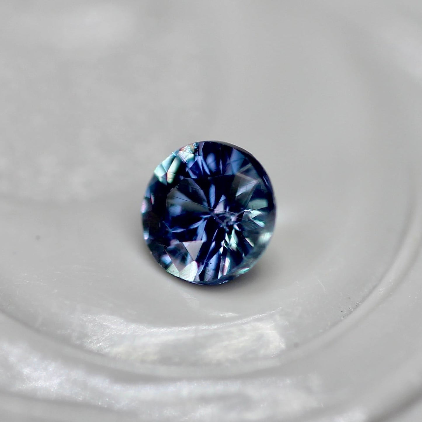 ベキリーブルーガーネット 0.16ct ラウンドカット  3.2mm×3.2mm×2.1mm【MJ2561】