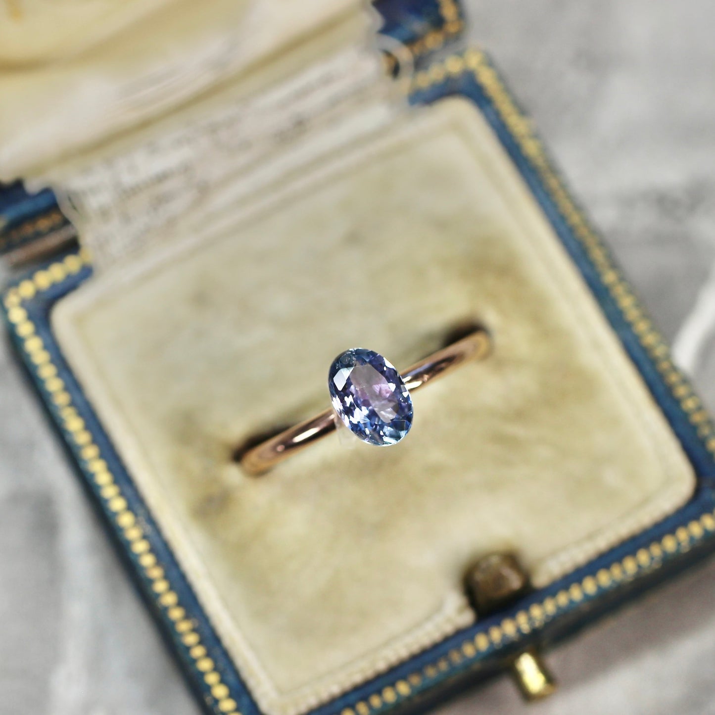 バイカラーゾイサイト 0.75ct オーバルカット 7.1mm×4.9mm×3.1mm【MJ2593】