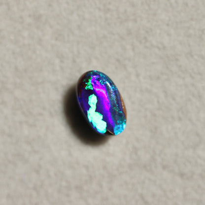 ブラックオパール 0.70ct オーバルカボションカット 7.0mm×4.5mm×2.8mm【MJ2649】