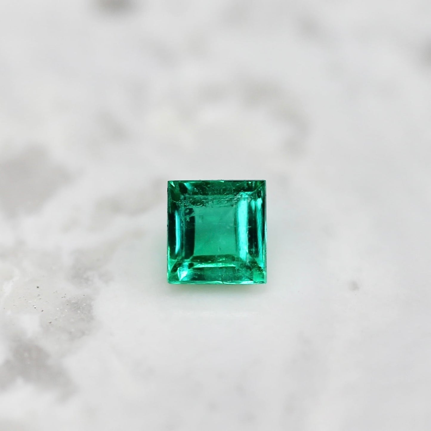 エメラルド 0.13ct スクエアカット 3.0mm×2.9mm×2.2mm【MJ2676】
