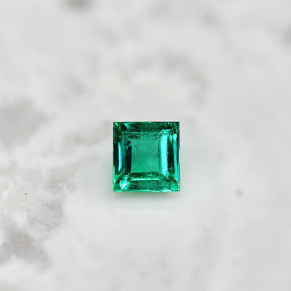エメラルド 0.13ct スクエアカット 3.0mm×2.9mm×2.2mm【MJ2676】