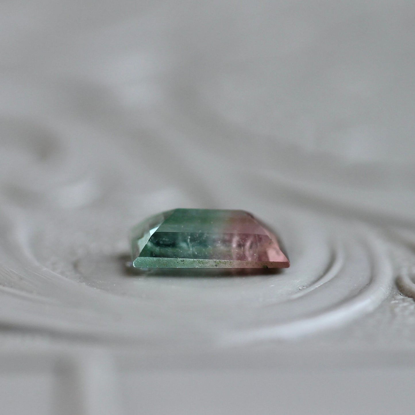 バイカラートルマリン 0.34ct 6mm×3.3mm 【MJ2424】