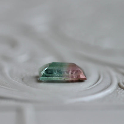 バイカラートルマリン 0.34ct 6mm×3.3mm 【MJ2424】