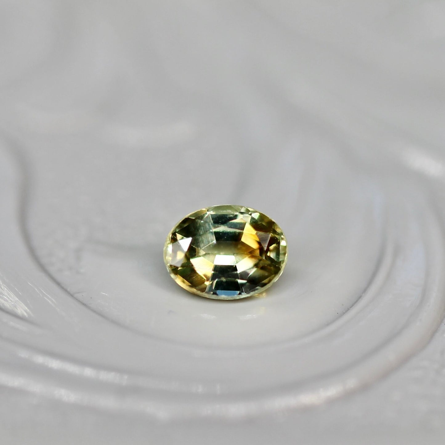 モンタナサファイア 0.23ct オーバルカット 3.6mm×2.6mm×1.8mm  【MJ2635】