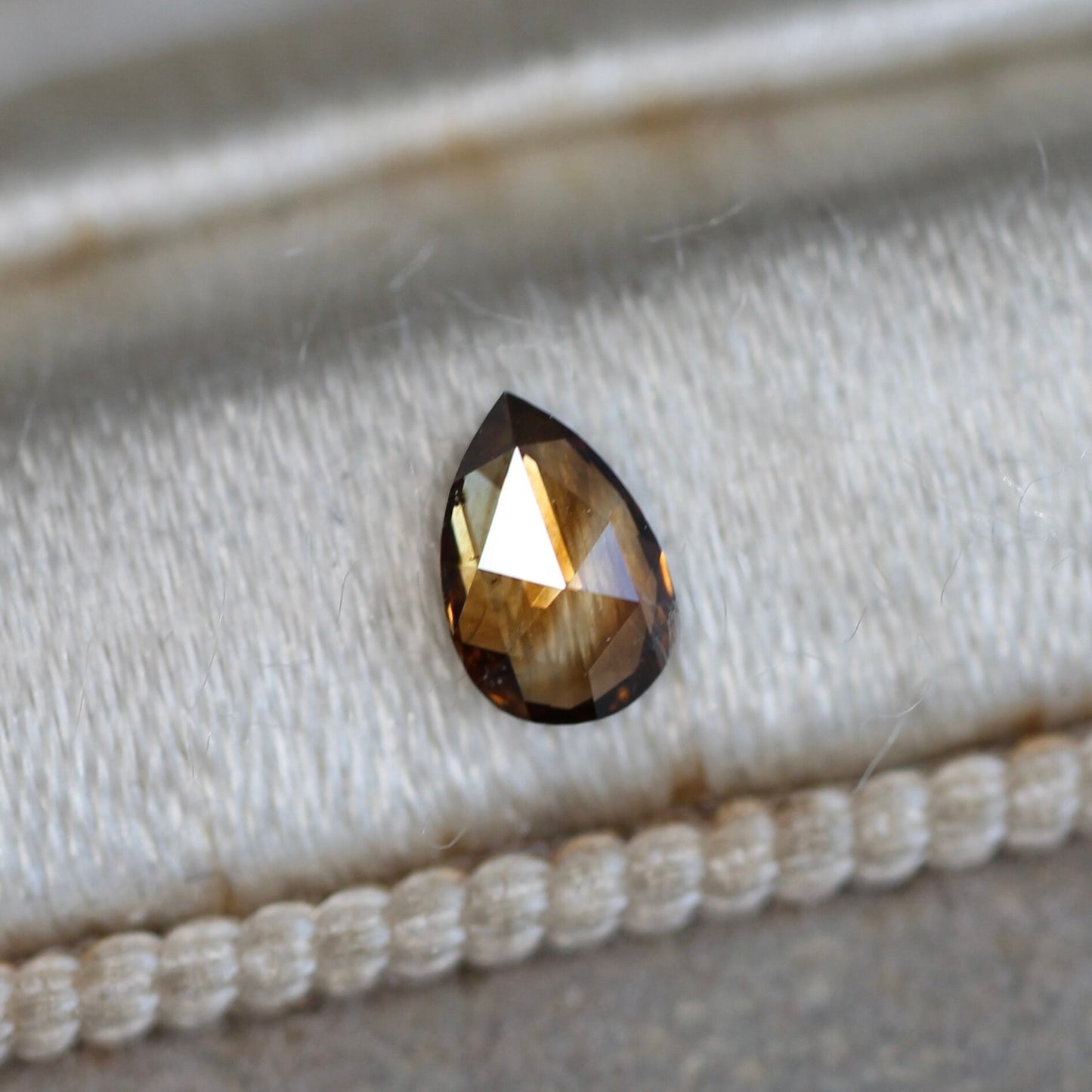 ペアシェイプカット ブラウンダイヤモンド 0.135ct 4.4mm×2.9mm-1.2mm 【MJ2482】