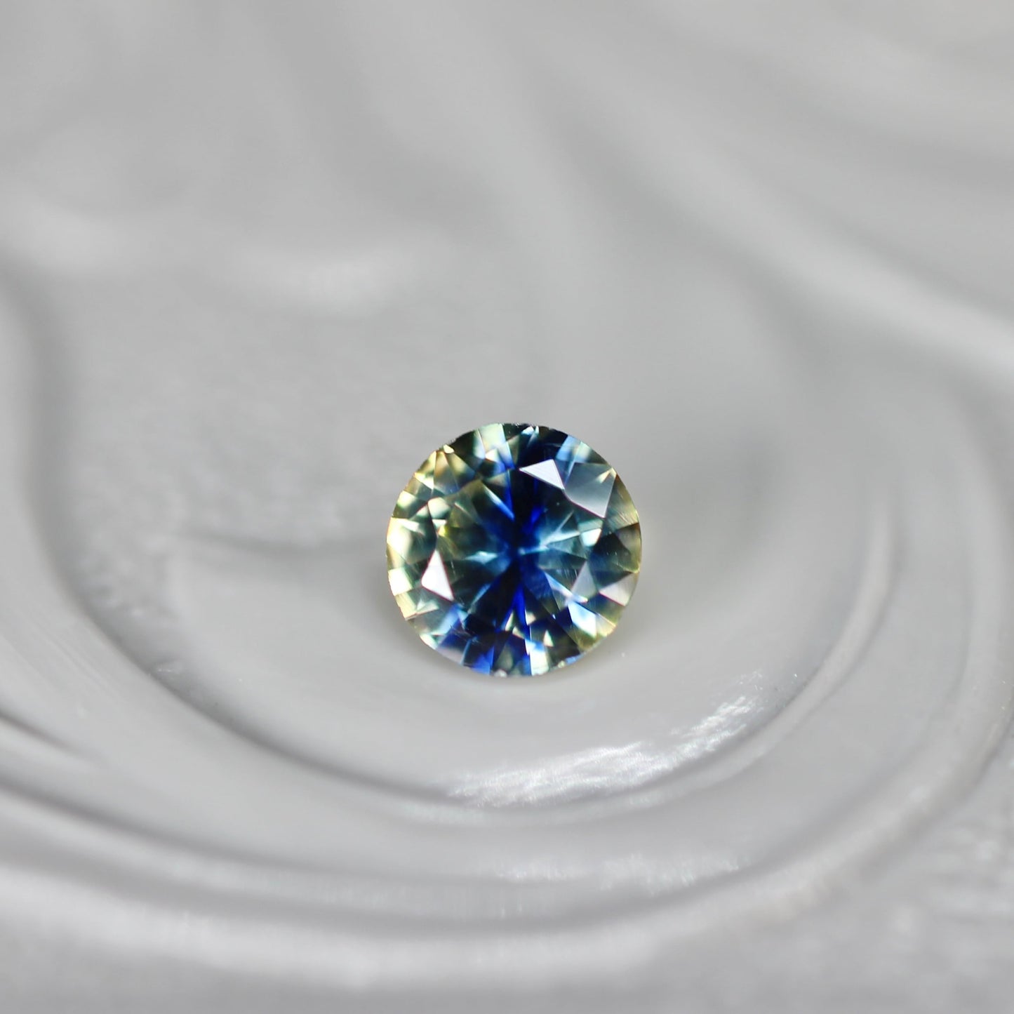 ラウンドカット バイカラーサファイア 0.19ct  3.1mm×3.1mm×1.7mm【MJ2541】