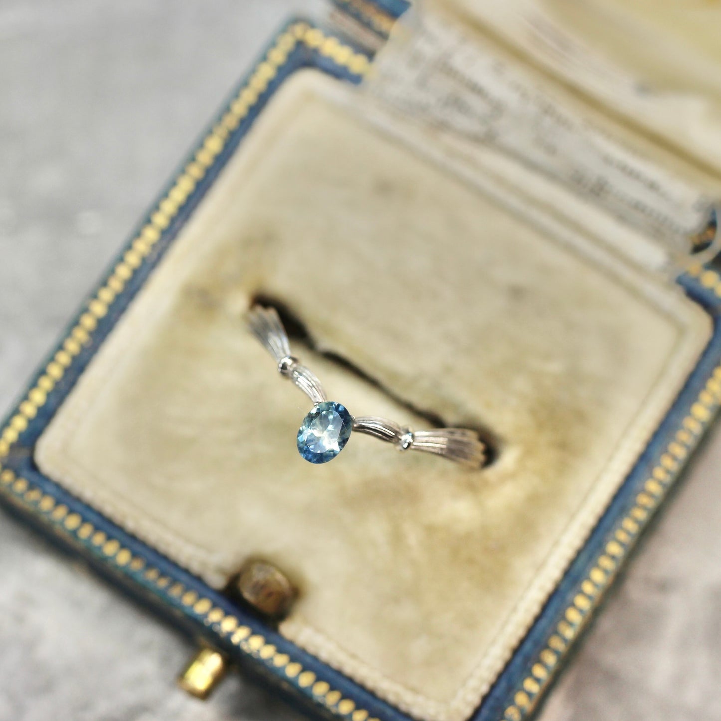 モンタナサファイア 0.19ct オーバルカット 3.7mm×2.6mm×1.7mm  【MJ2637】