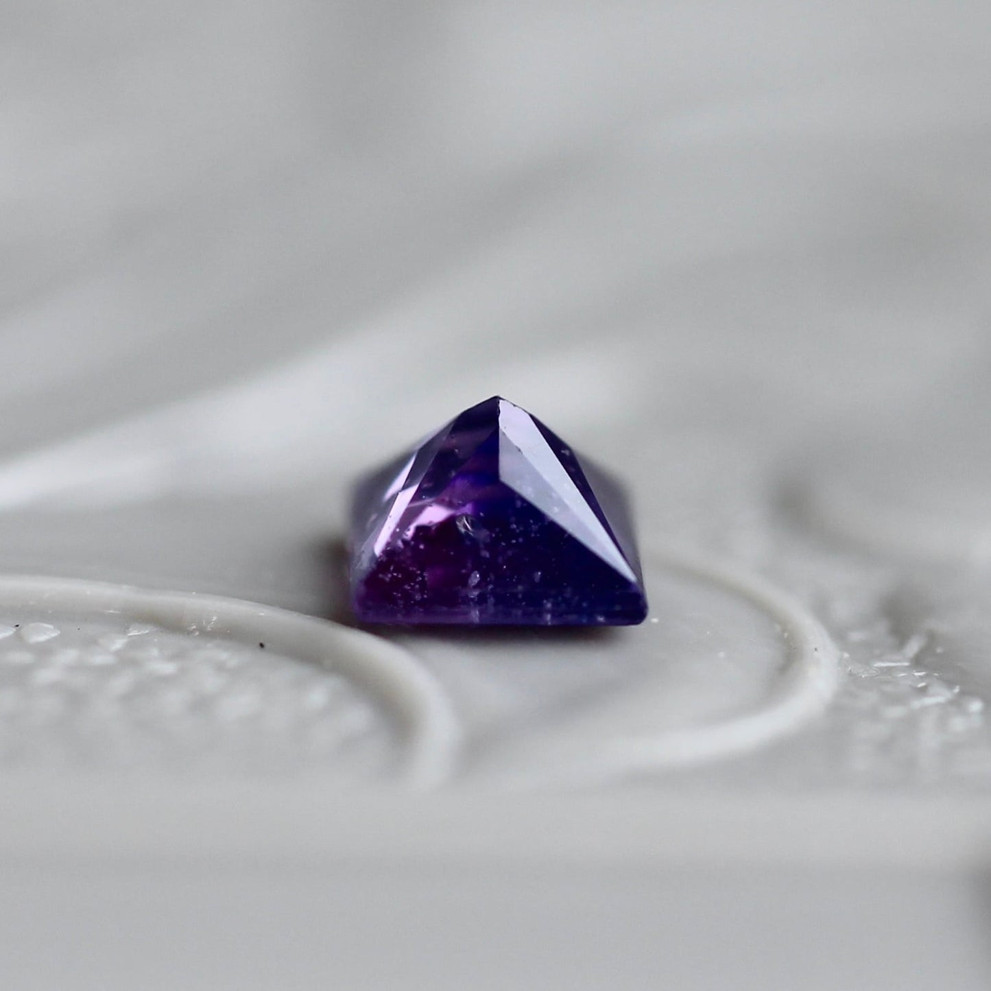 バイカラーサファイア 0.19ct 3mm×3mm 【MJ2419】