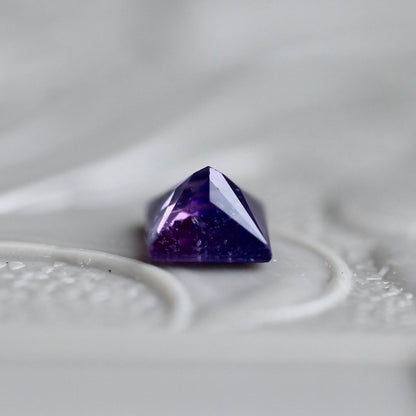 バイカラーサファイア 0.19ct 3mm×3mm 【MJ2419】