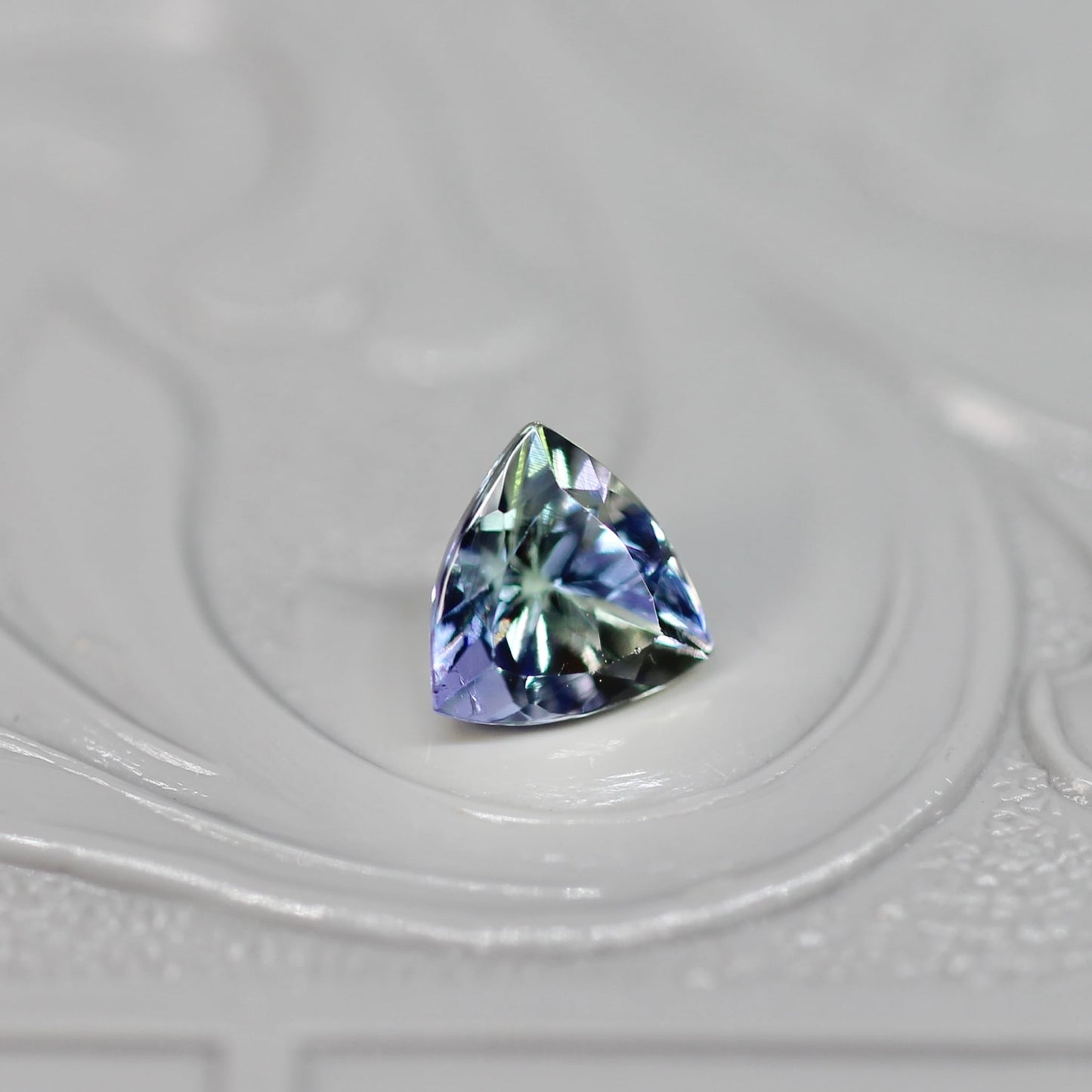 トリリアントカット バイカラーゾイサイト 0.44ct  4.5mm×4.5mm×3.1mm 【MJ2529】