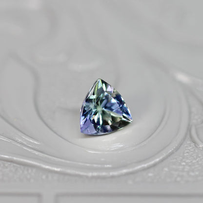 トリリアントカット バイカラーゾイサイト 0.44ct  4.5mm×4.5mm×3.1mm 【MJ2529】