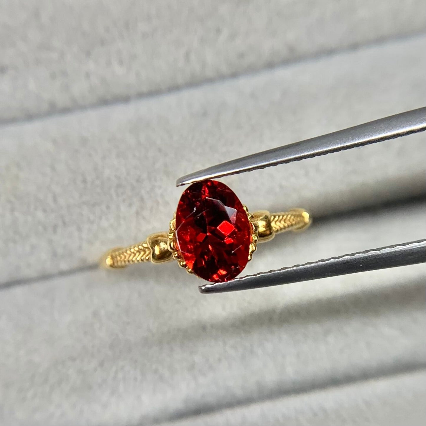 オーバルカット レッドラブラドライト 0.76ct 6.7mm×4.6mm-3.8mm 【MJ2507】