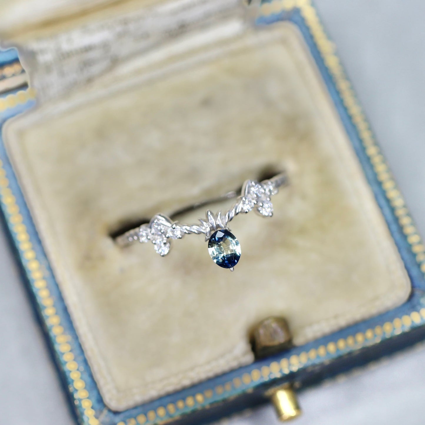 バイカラーサファイア 0.20ct オーバルカット 4.1mm×3.3mm×2.0mm【MJ2558】