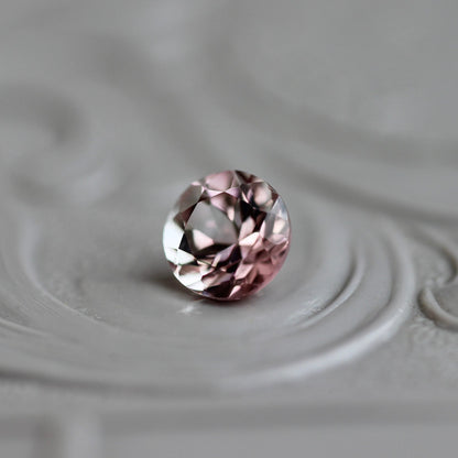 バイカラートルマリン 0.46ct 4.8mm 【MJ2422】