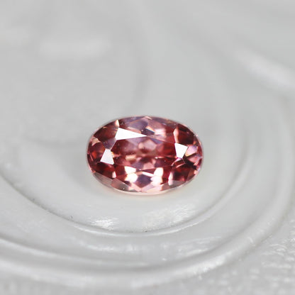 ピンクジルコン 0.43ct オーバルカット 5.1mm×3.5mm×2.7mm【MJ2704】
