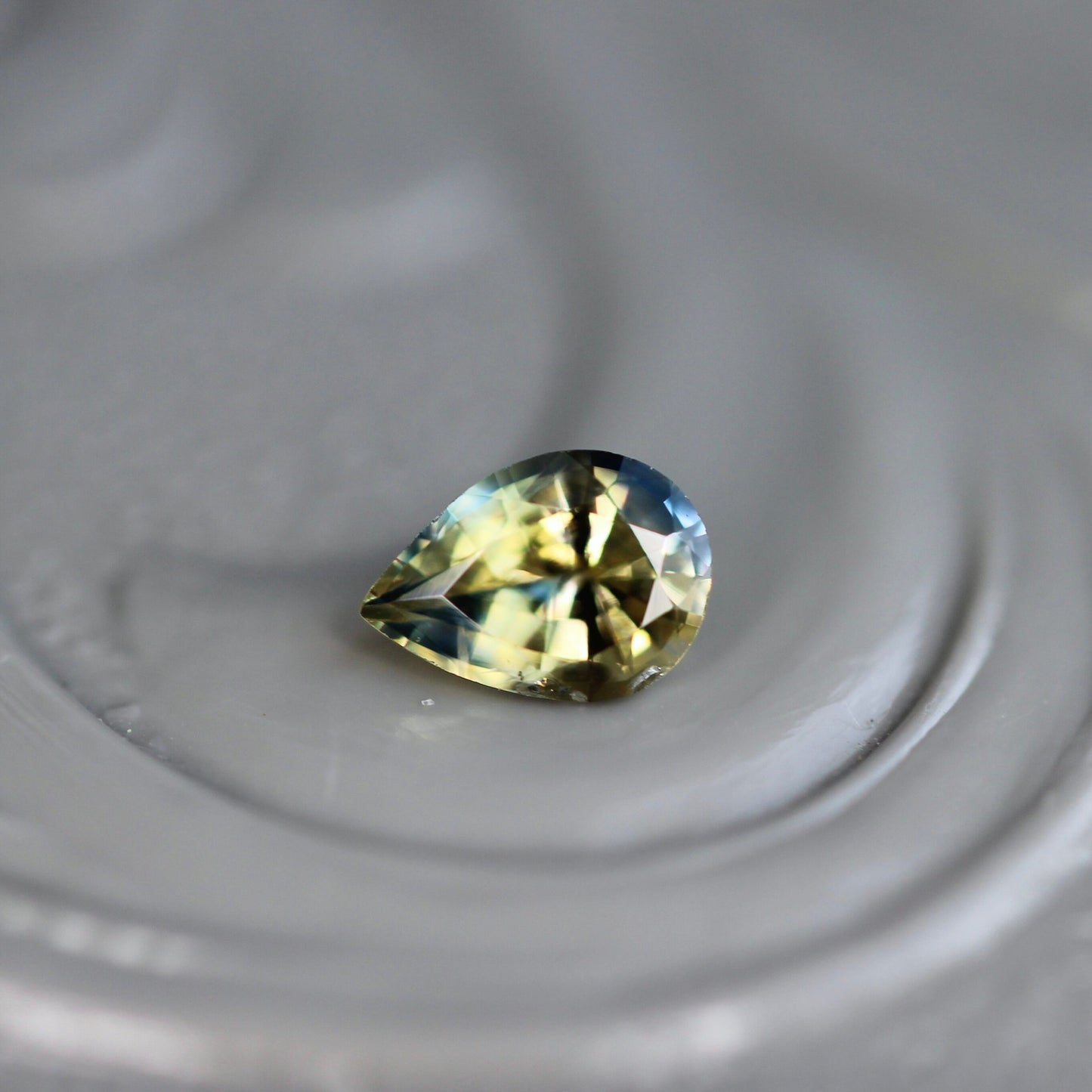 バイカラーサファイア 0.165ct ペアシェイプカット 4mm×3mm 【MJ2458】