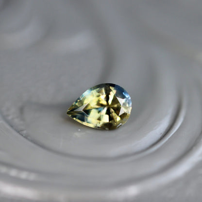 バイカラーサファイア 0.165ct ペアシェイプカット 4mm×3mm 【MJ2458】