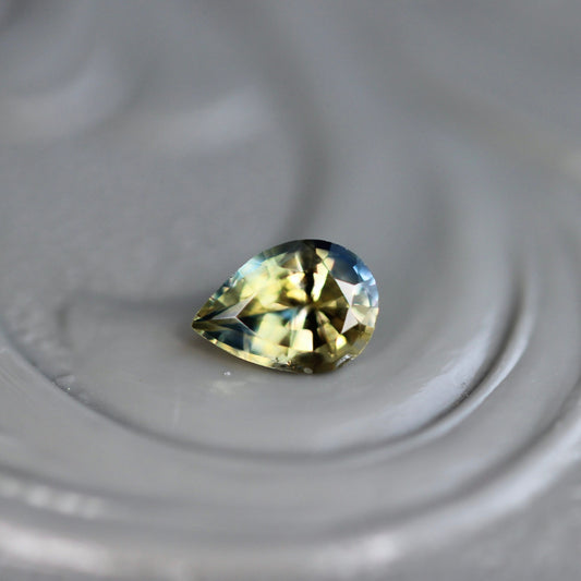 バイカラーサファイア 0.165ct ペアシェイプカット 4mm×3mm 【MJ2458】