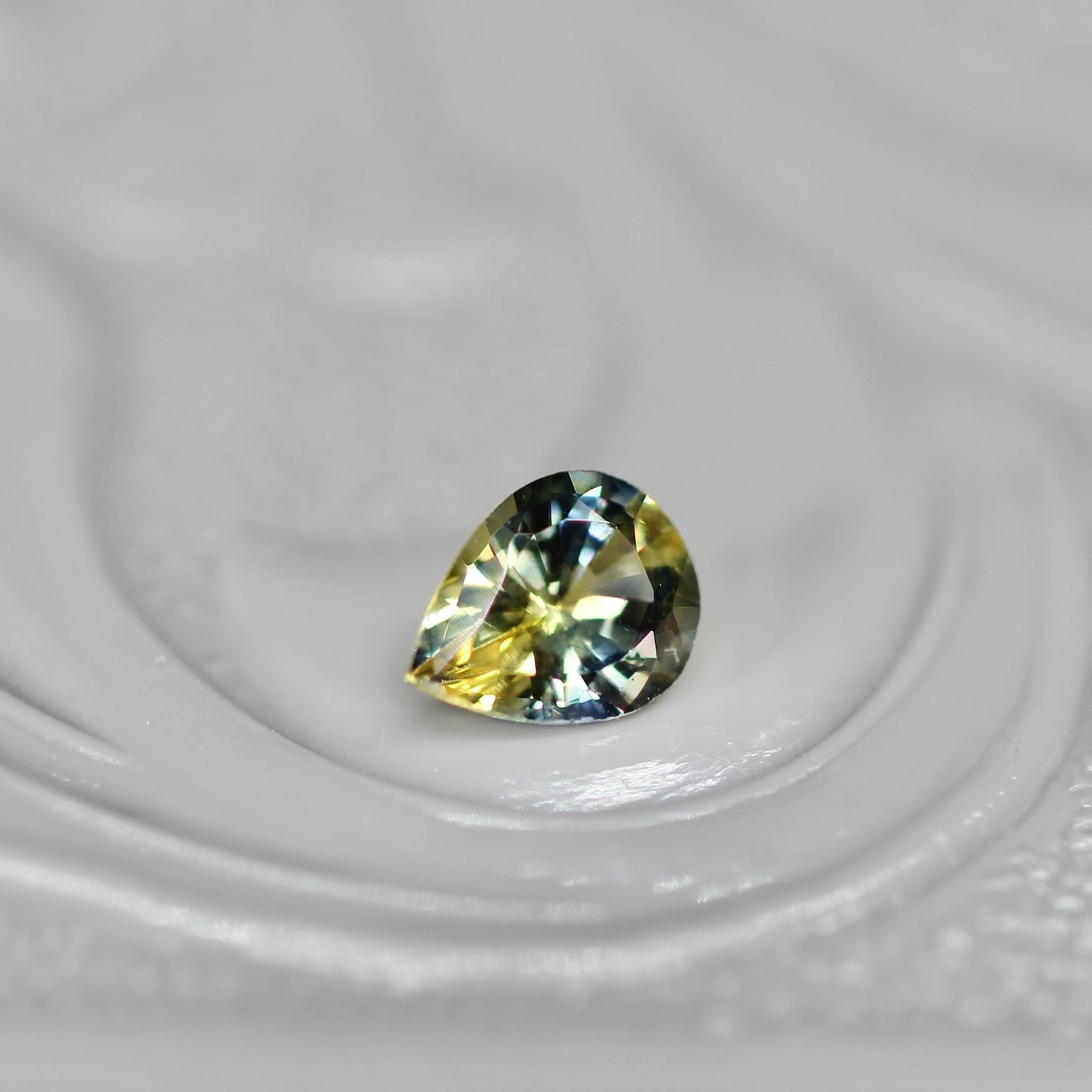 ペアシェイプカット バイカラーサファイア 0.2ct 3.8mm×3.0mm×1.8mm【MJ2544】