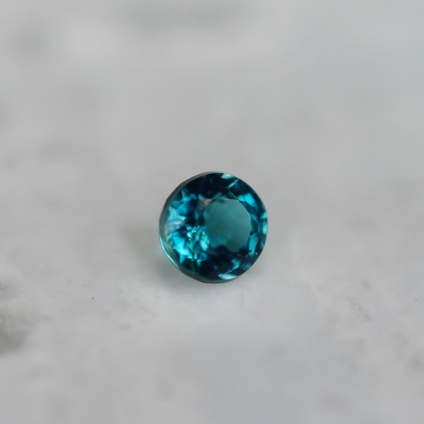 グランディディエライト 0.04ct ラウンドカット 2.2mm×2.2mm×1.7mm【MJ2692】