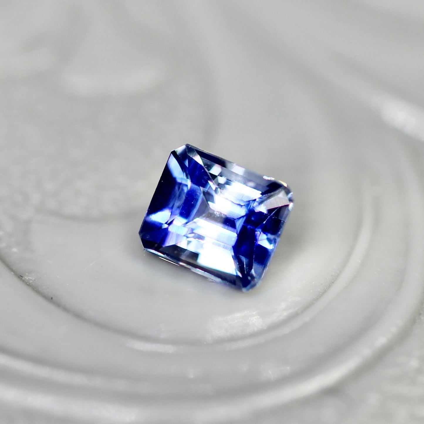 バイカラーサファイア 0.34ct エメラルドカット 4.2mm×3.5mm×2.8mm【MJ2710】