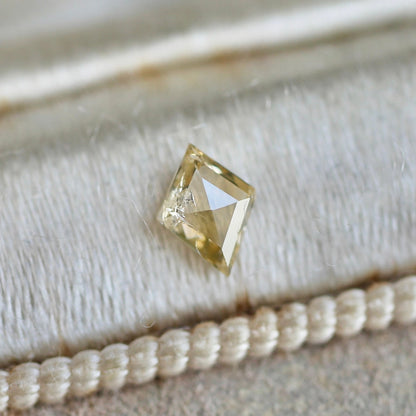 ダイヤカット シャンパンブラウンダイヤモンド 0.15ct 4.6mm×3.4mm-1.6mm 【MJ2469】