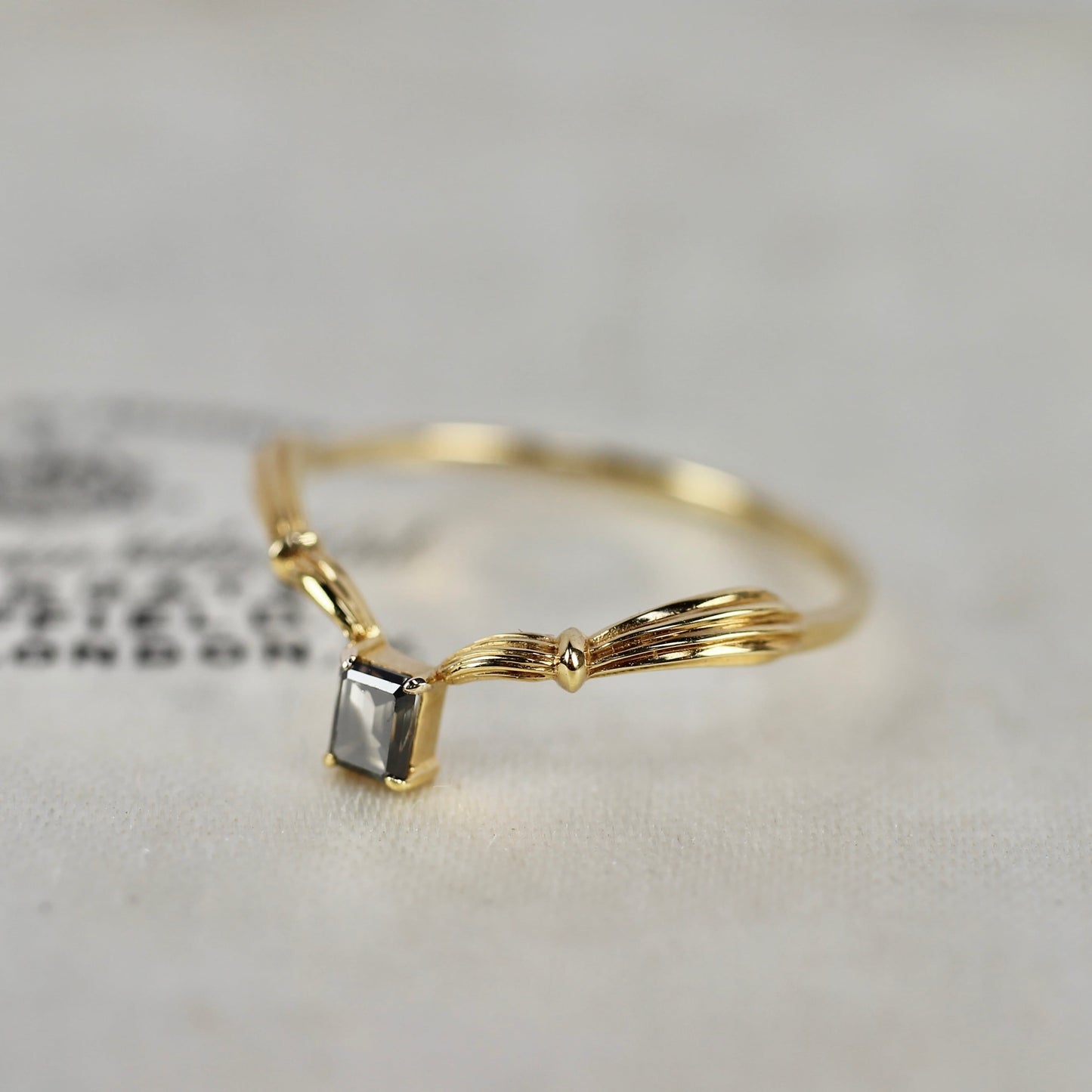 ナチュラルダイヤモンド 0.14ct K10YG エメラルドカット 4本爪(プレーン)×アンティークVアーム【MJ2843】