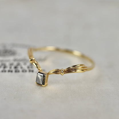 ナチュラルダイヤモンド 0.14ct K10YG エメラルドカット 4本爪(プレーン)×アンティークVアーム【MJ2843】