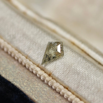 シールドカット ナチュラルダイヤモンド 0.31ct 6.0mm×4.0mm-1.2mm 【MJ2494】