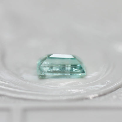 パライバカラーベリル 0.24ct スクエアカット 5.3mm×3.2mm×2.2mm【MJ2717】