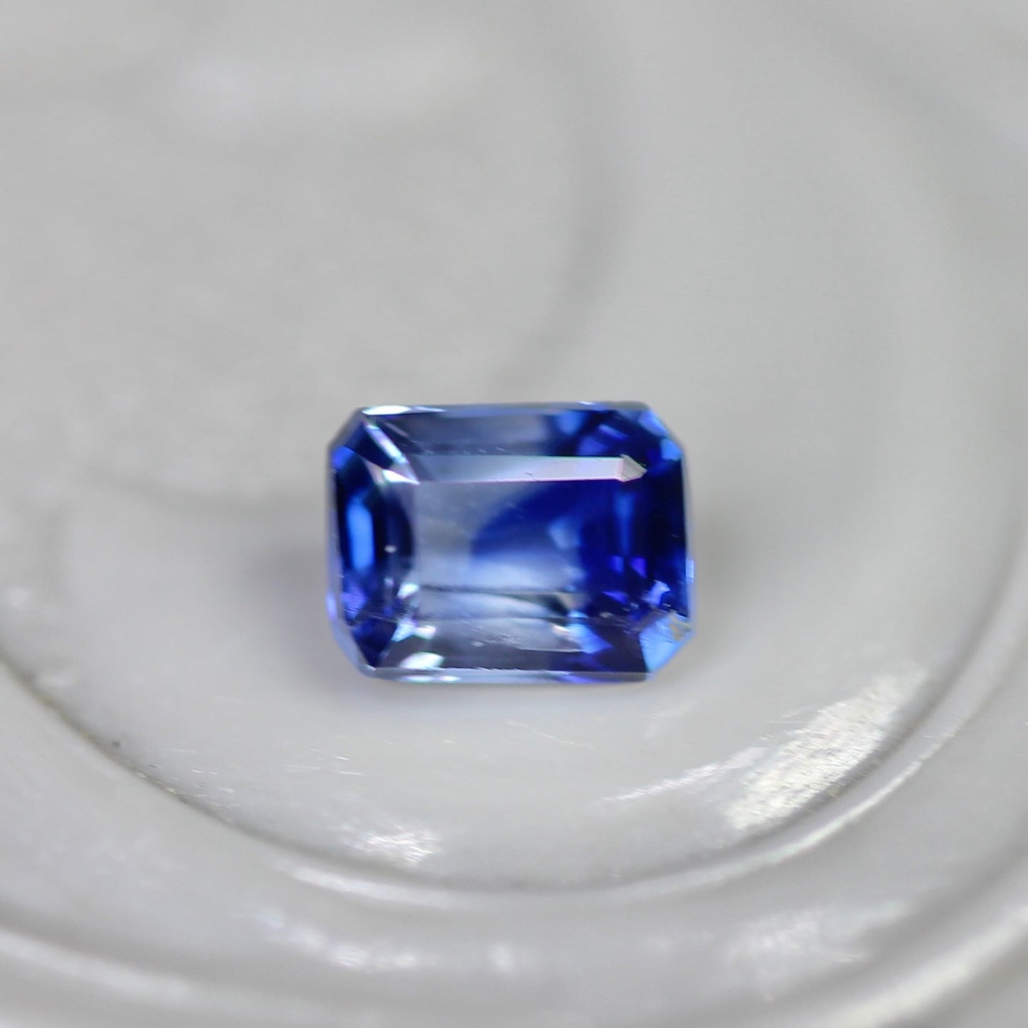 バイカラーサファイア 0.22ct エメラルドカット 3.8mm×2.9mm×2.0mm【MJ2709】