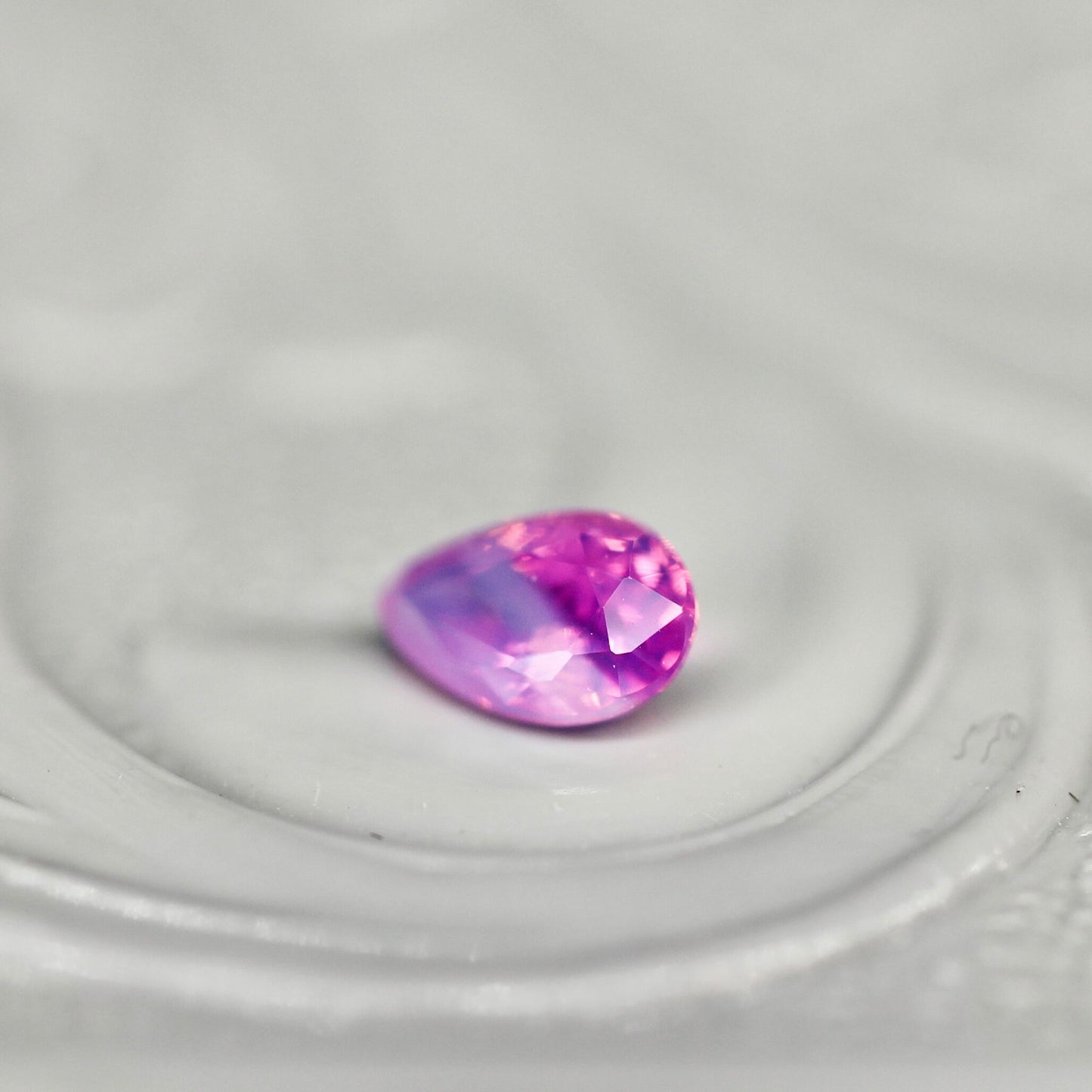 ペアシェイプカット シルキーパープルピンク バイカラーサファイア　0.19ct  3.5mm×2.5mm×1.8mm 【MJ2521】