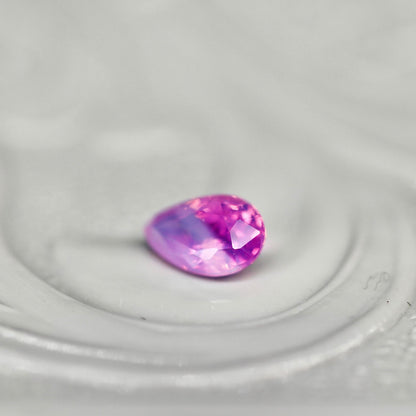 ペアシェイプカット シルキーパープルピンク バイカラーサファイア　0.19ct  3.5mm×2.5mm×1.8mm 【MJ2521】