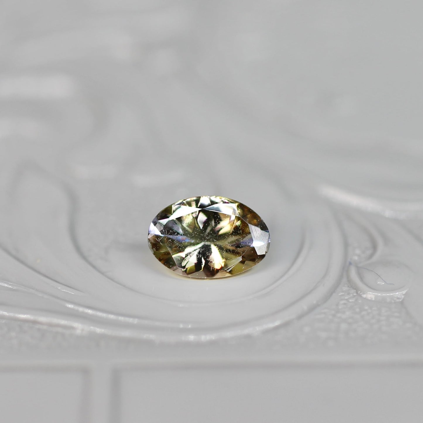 オーバルカット バイカラーゾイサイト 0.42ct  5.7mm×3.7mm×2.3mm 【MJ2531】