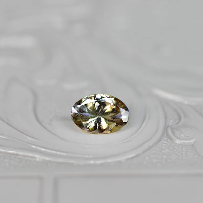 オーバルカット バイカラーゾイサイト 0.42ct  5.7mm×3.7mm×2.3mm 【MJ2531】