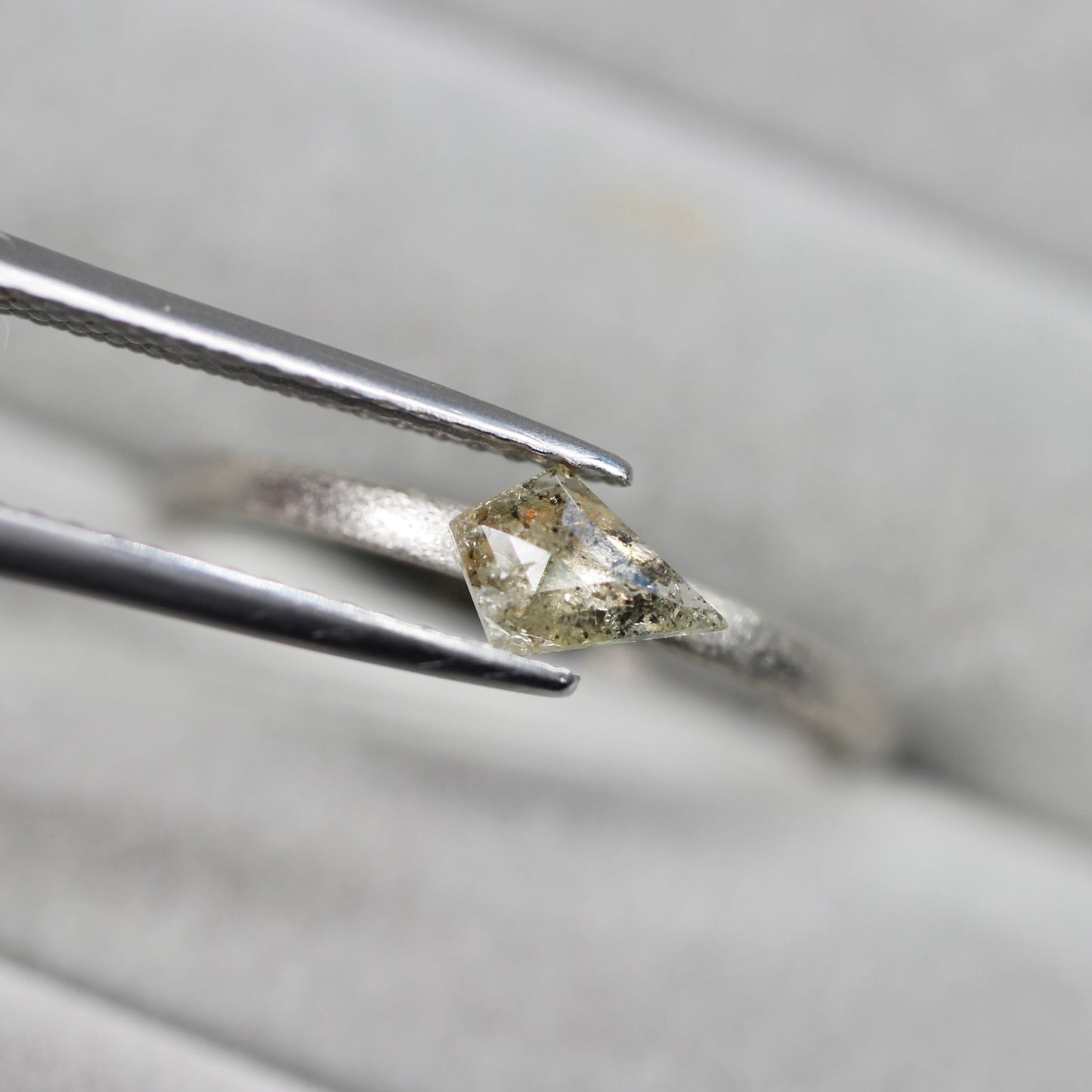 シールドカット ナチュラルダイヤモンド 0.31ct 6.0mm×4.0mm-1.2mm 【MJ2494】