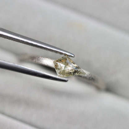 シールドカット ナチュラルダイヤモンド 0.31ct 6.0mm×4.0mm-1.2mm 【MJ2494】