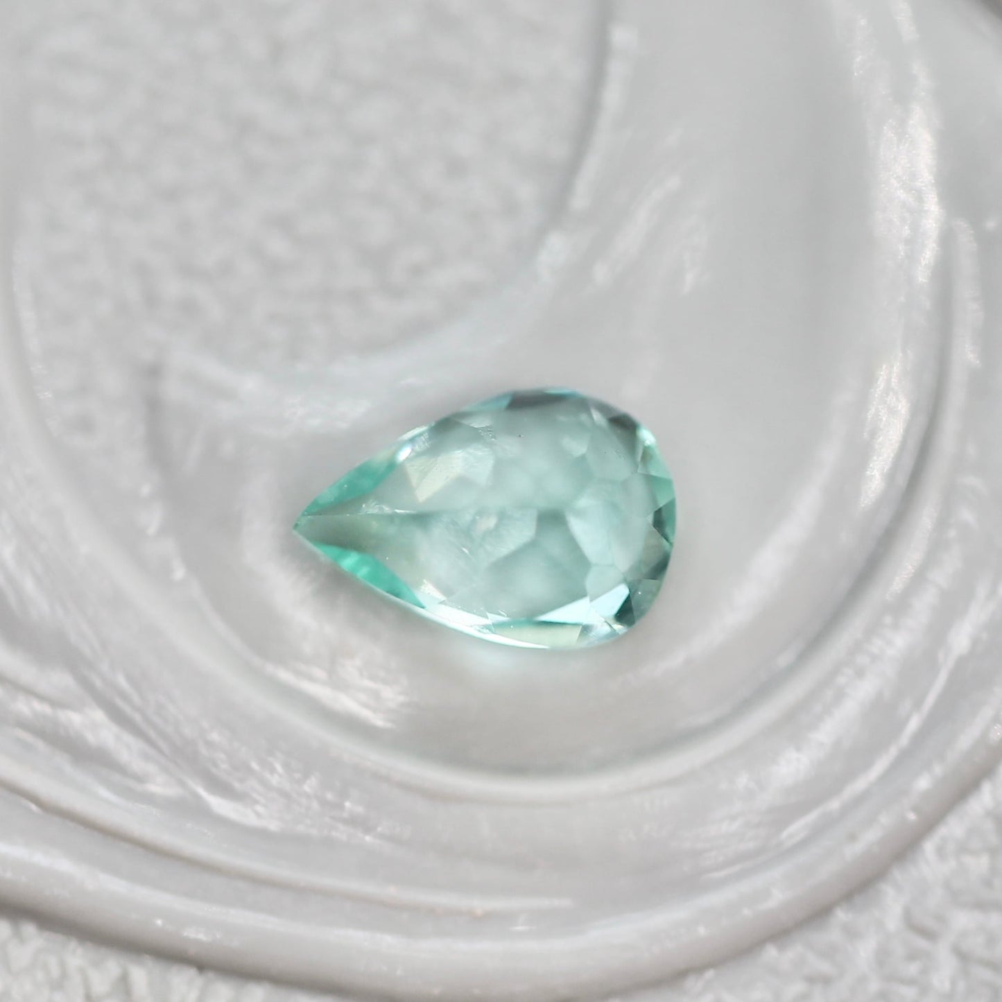 パライバカラーベリル 0.20ct ペアシェイプカット 4.8mm×3.4mm×2.7mm【MJ2715】