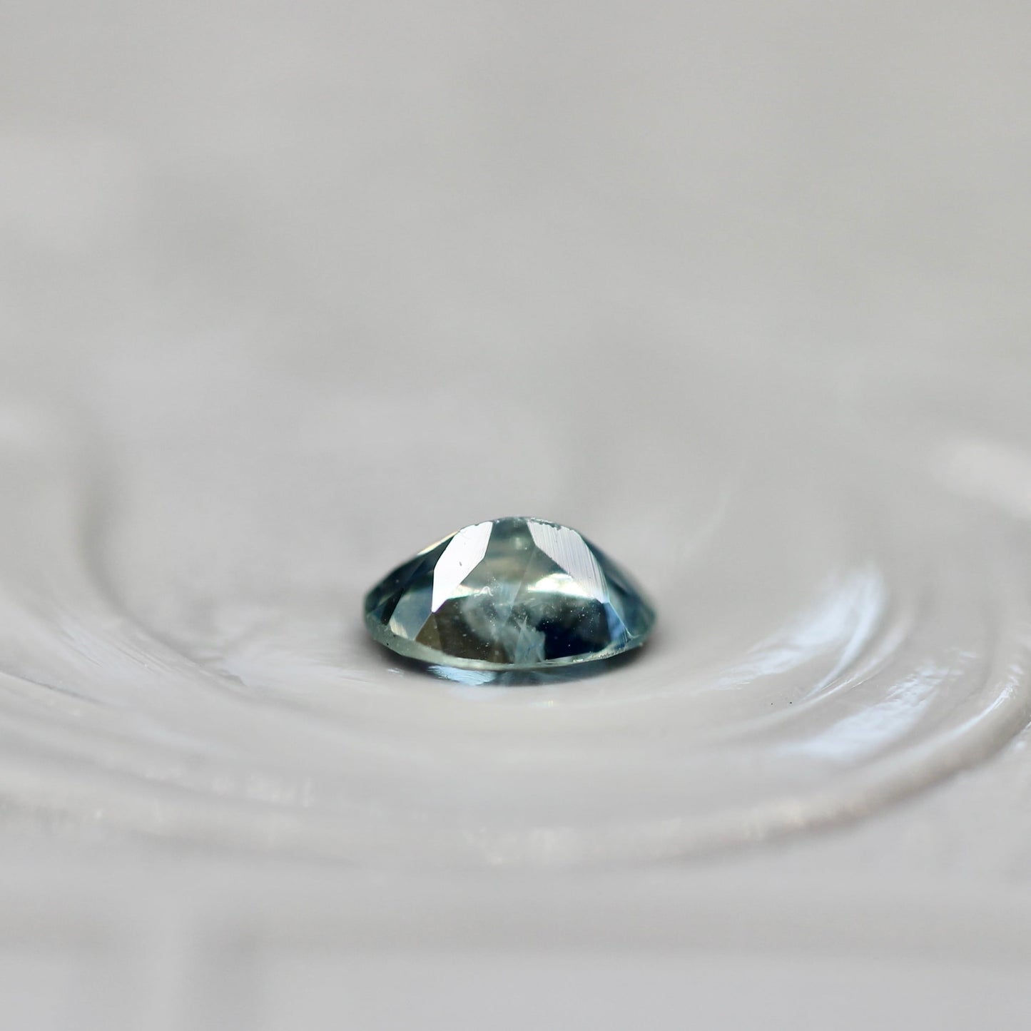 モンタナサファイア 0.19ct オーバルカット 3.7mm×2.6mm×1.7mm  【MJ2637】