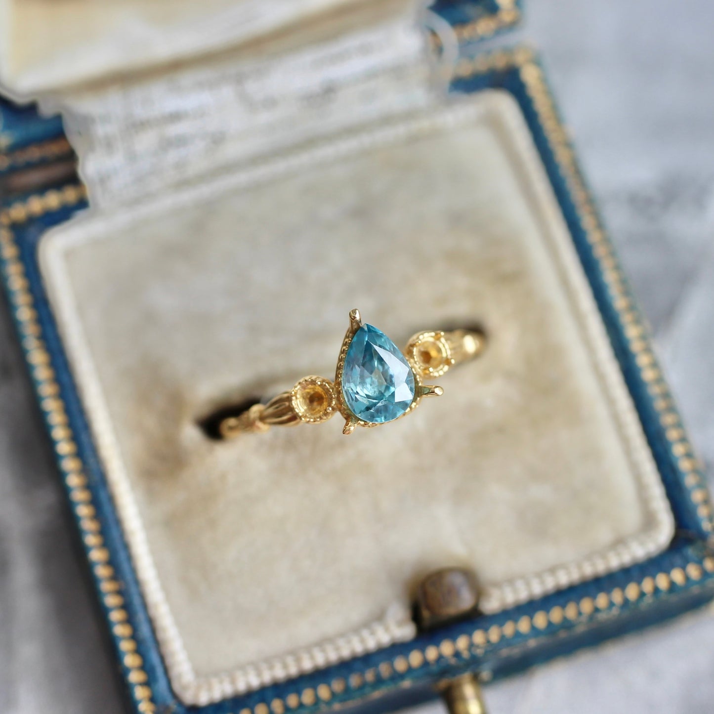 ブルージルコン ペアシェイプカット 0.76ct 6×4.5mm 【MJ2453】