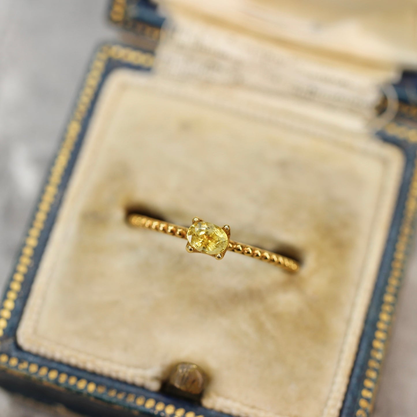 モンタナサファイア 0.26ct オーバルカット 3.8mm×2.7mm×1.9mm  【MJ2633】