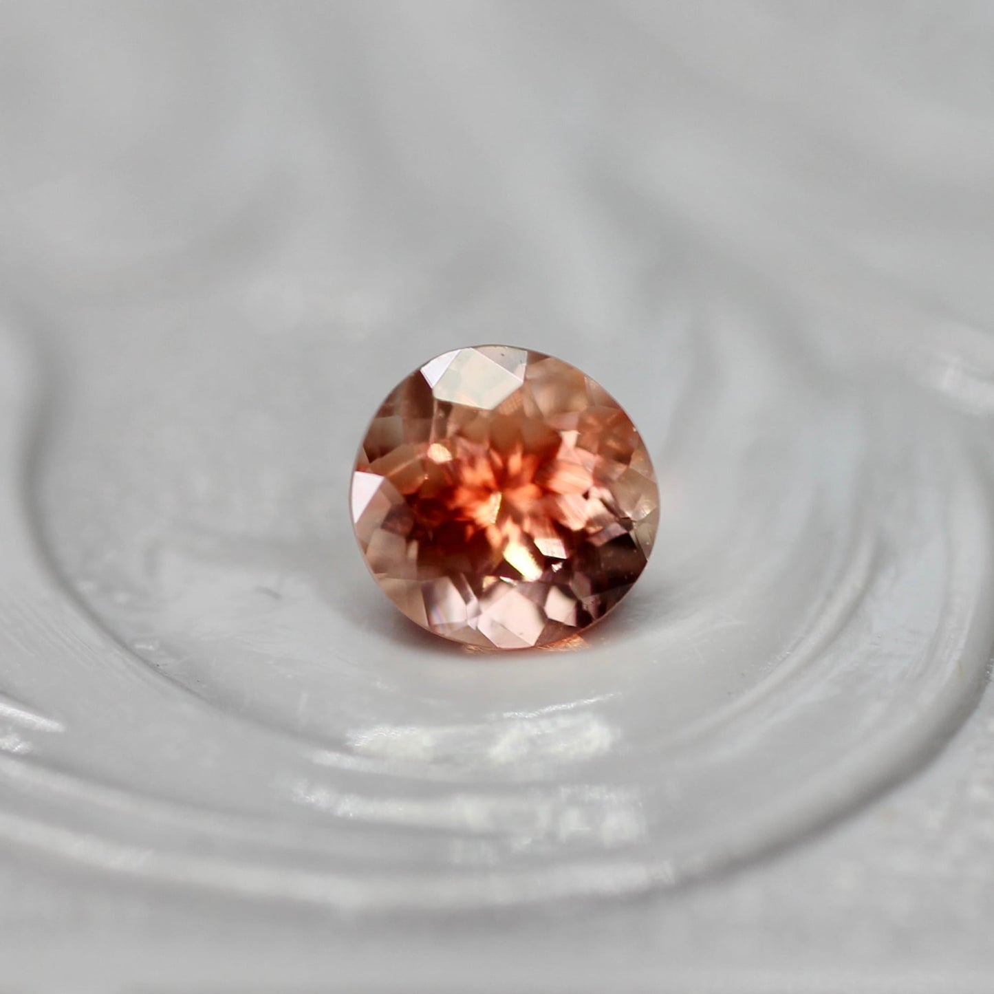 ラブラドライト 0.28ct ラウンドカット 4.2mm×4.1mm×3.4mm【MJ2699】