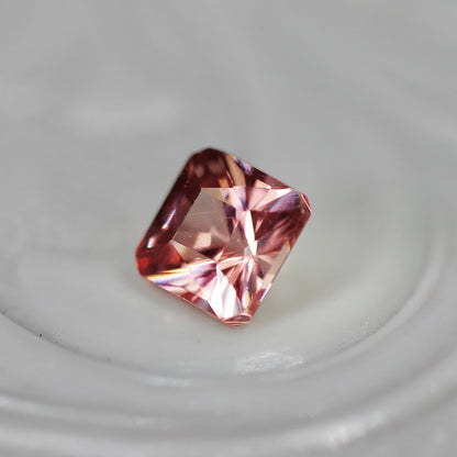 ピンクジルコン 0.36ct ラディアントカット 3.7mm×3.7mm×2.8mm【MJ2703】
