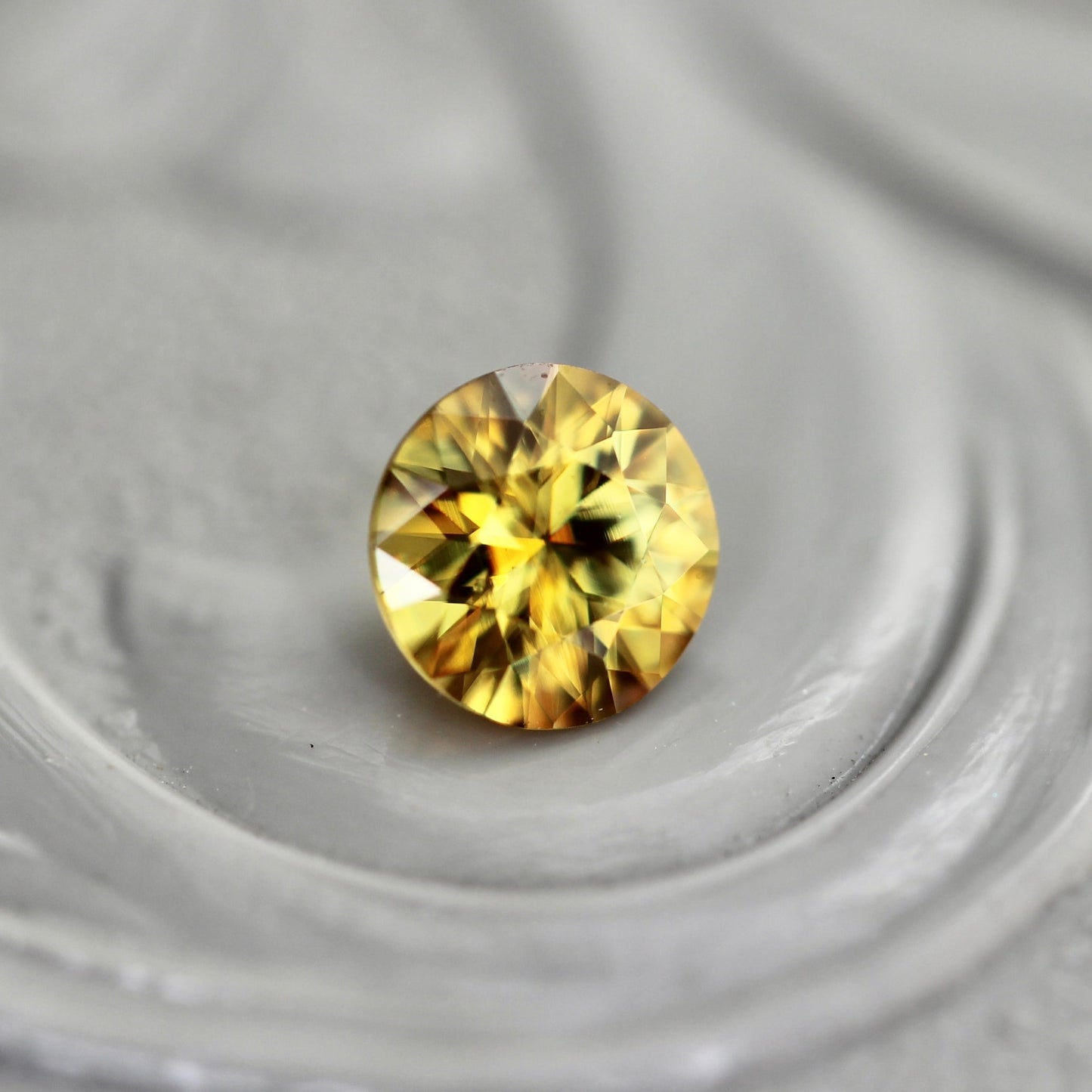 スフェーン 0.26ct 4mm 【MJ2427】